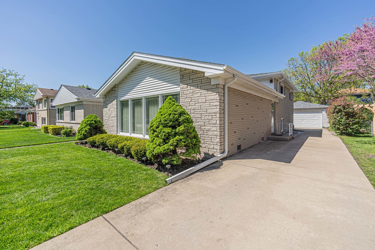 miyabi77❇️ 8440 Laramie Ave, Skokie, IL 60077 | Redfin
