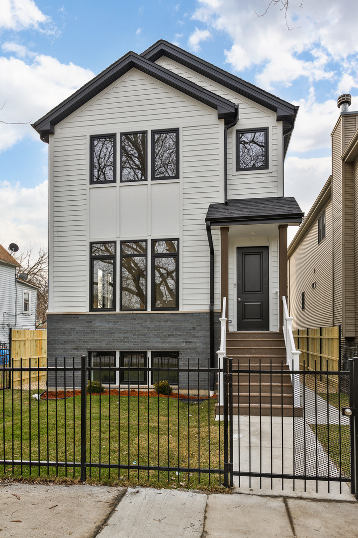 2246 w chicago ave