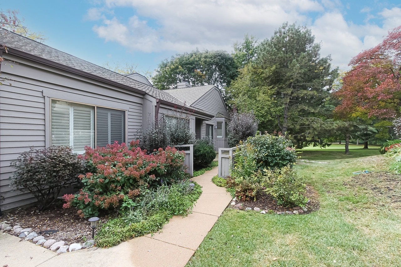 566 Shoreline Rd, Lake Barrington, IL 60010 | MLS# 11651813 | Redfin
