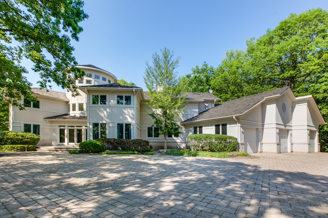 2 S Robinwood Ct, Riverwoods, IL 60015