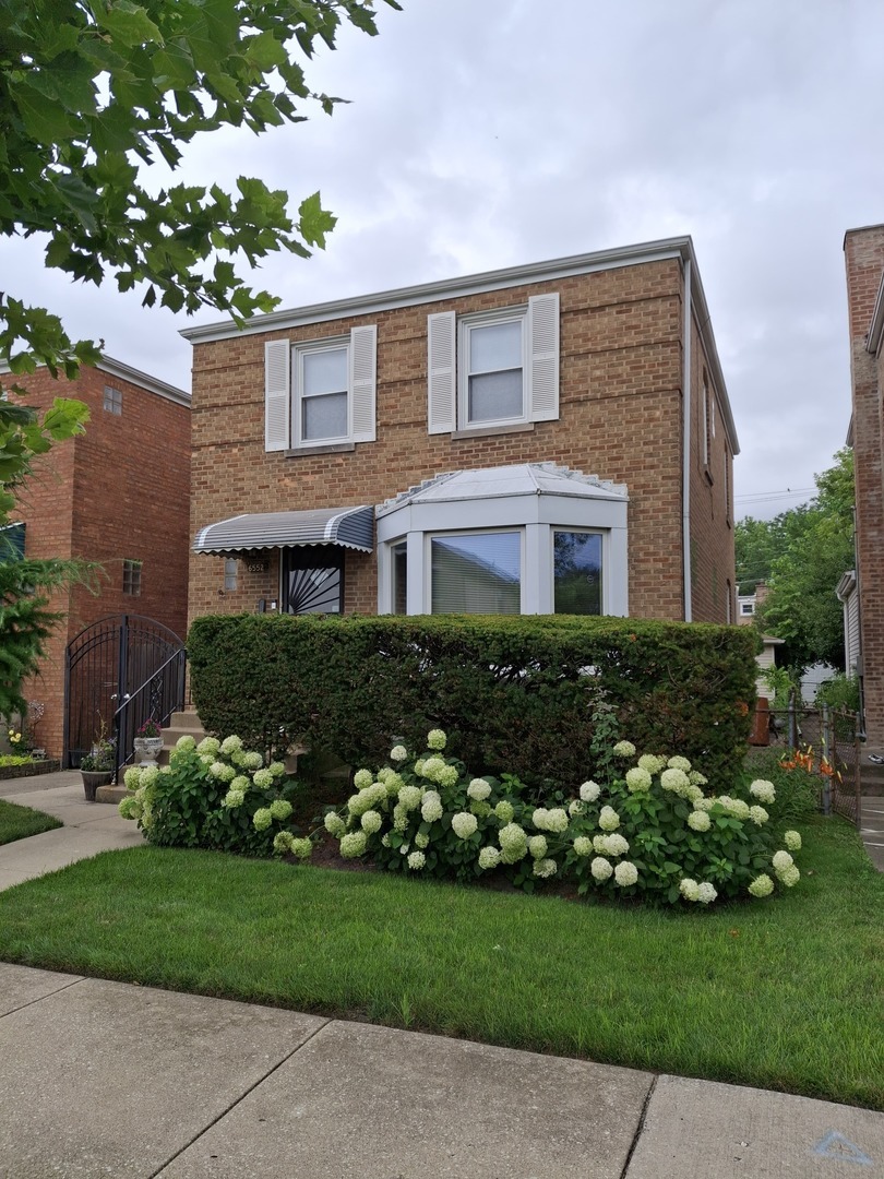 Garage Shape 9’6•23•2’ 1/3 6552 N Troy St, Chicago, IL 60645 | For Sale ($549,900