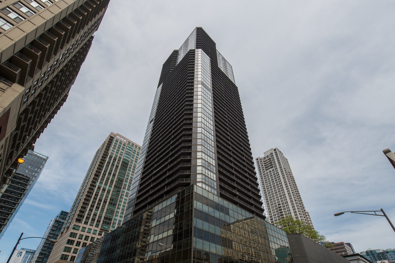 10 E ONTARIO St #2312, Chicago, IL 60611 | MLS# 10273981 | Redfin