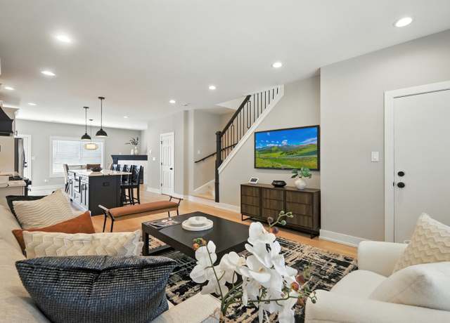 Property at 4055 S Ellis Ave, Chicago, IL 60653, 4 beds, 2.5 baths