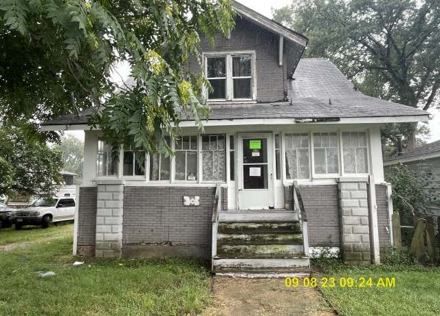 Property at 305 River Oaks Dr, Calumet City, IL 60409, 4 beds, 1.5 baths