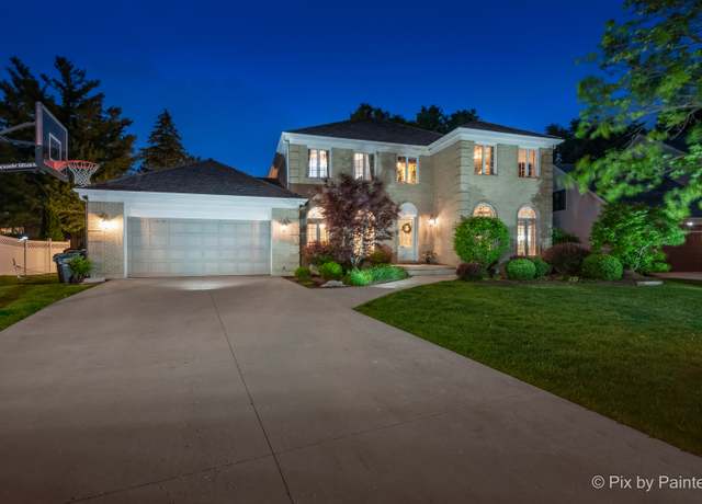 Property at 1104 Loyola Dr, Libertyville, IL 60048, 4 beds, 3.5 baths