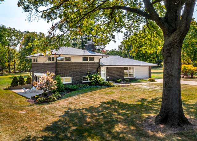 Property at 34 Elmwood Dr, Oswego, IL 60543, 3 beds, 2 baths