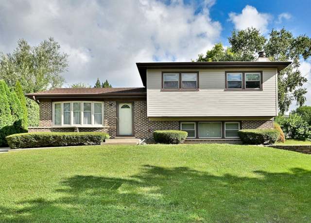 Property at 722 Merlin Dr, Schaumburg, IL 60193, 4 beds, 2 baths