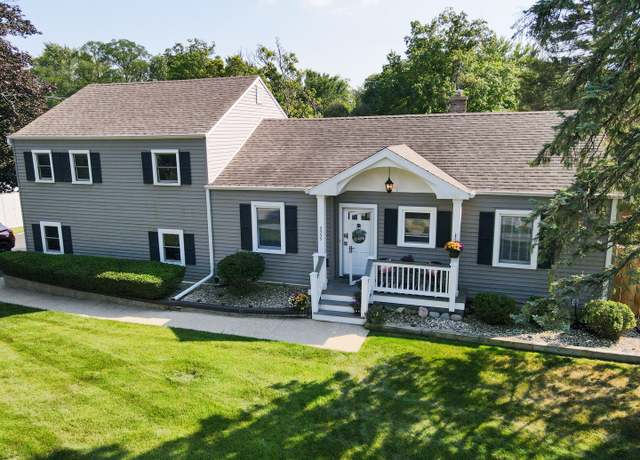 Property at 2333 Catherine St, Northbrook, IL 60062, 3 beds, 2 baths