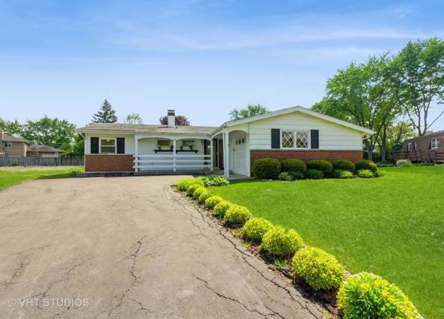 Property at 328 Pinecroft Dr, Roselle, IL 60172, 3 beds, 2 baths