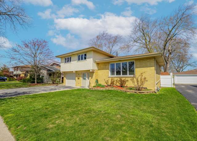 Property at 4612 W 107th St, Oak Lawn, IL 60453, 3 beds, 1.5 baths