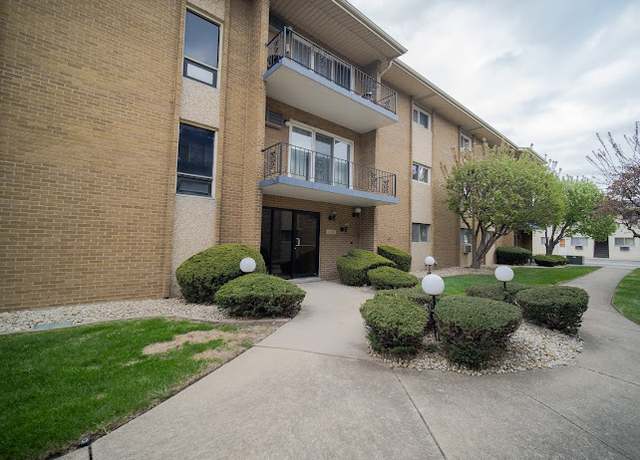 Property at 10109 S Cicero Ave #302, Oak Lawn, IL 60453, 2 beds, 1.5 baths
