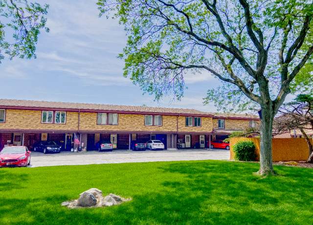 Property at 26 Cour Versaille Ct #26, Palos Hills, IL 60465, 3 beds, 1.5 baths