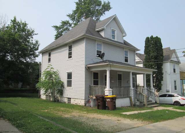 Property at 917 10th Ave, Rockford, IL 61104, 4 beds, 2 baths