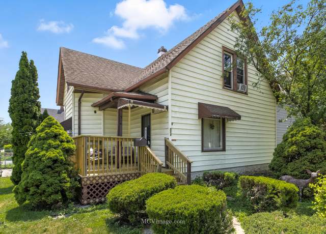 Property at 514 E Jackson St, Joliet, IL 60432, 3 beds, 1.5 baths