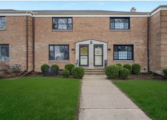 Property at 135 Fellows Ct, Elmhurst, IL 60126, 2 beds, 2 baths