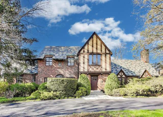 Property at 186 S Deere Park Dr, Highland Park, IL 60035, 4 beds, 4 baths