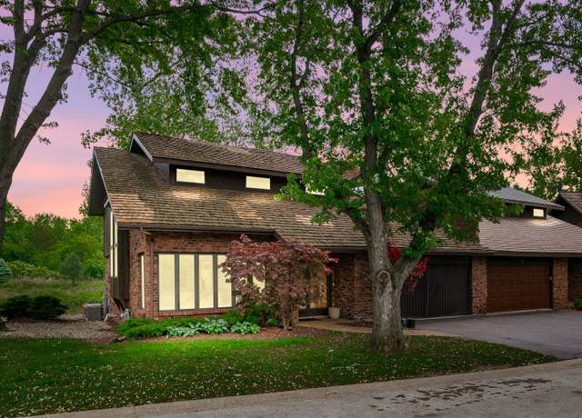 Property at 16 Lucas Dr, Palos Hills, IL 60465, 3 beds, 4.5 baths