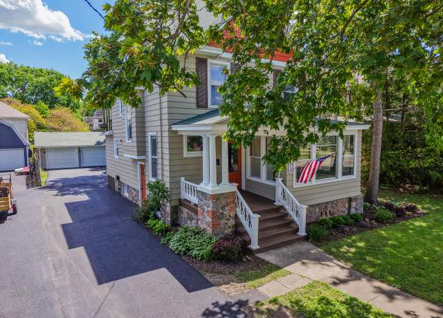 Property at 319 W Judd St, Woodstock, IL 60098, 4 beds, 2.5 baths
