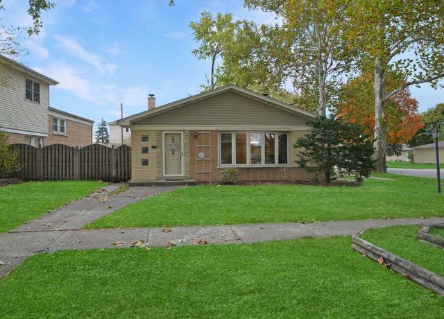 Property at 5440 Oak Center Dr, Oak Lawn, IL 60453, 4 beds, 1.5 baths