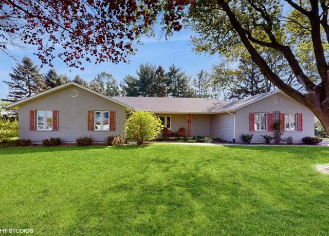 Property at 570 N Sharon Dr, Woodstock, IL 60098, 3 beds, 2.5 baths