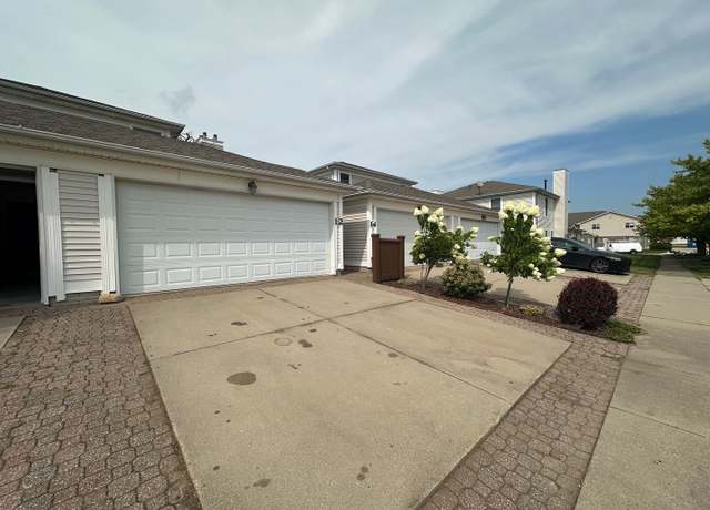 Property at 12 Yotzonot Dr, Bloomington, IL 61704, 2 beds, 2.5 baths