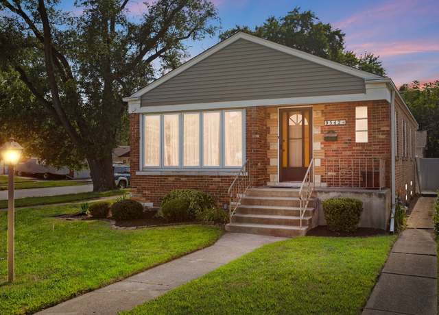 Property at 9542 Massasoit Ave, Oak Lawn, IL 60453, 3 beds, 2 baths