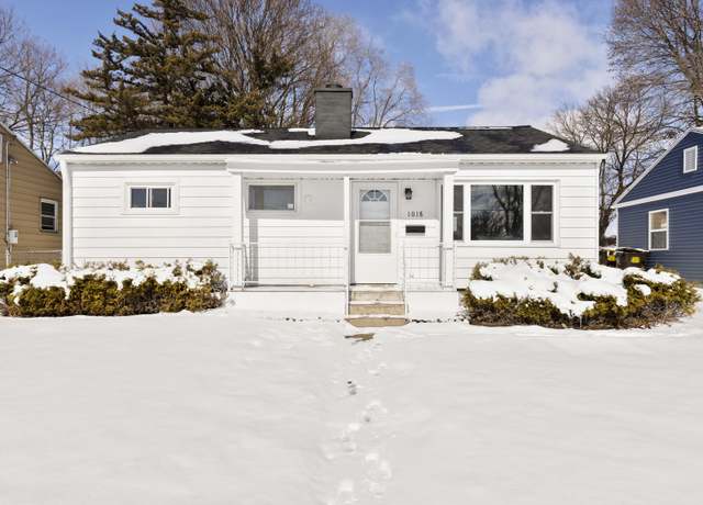Property at 1018 W Langdon St, Freeport, IL 61032, 3 beds, 1 bath