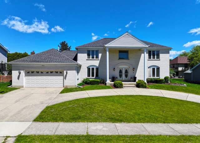Property at 5804 N Corona Dr, Palatine, IL 60067, 5 beds, 3.5 baths