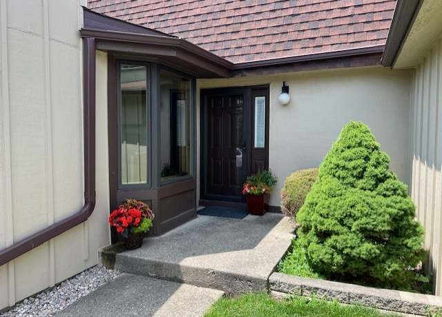 Property at 31 Elmwood Ct, Indian Head Park, IL 60525, 2 beds, 2 baths