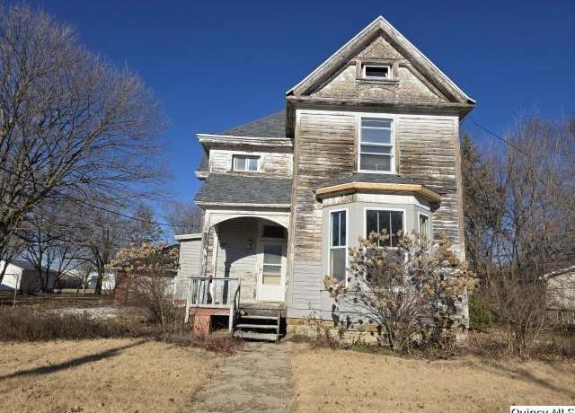 Property at 243 Main St, Carthage, IL 62321, 3 beds, 2 baths