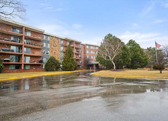 Property at 16 E Old Willow Rd Unit 110S, Prospect Heights, IL 60070, 3 beds, 2 baths