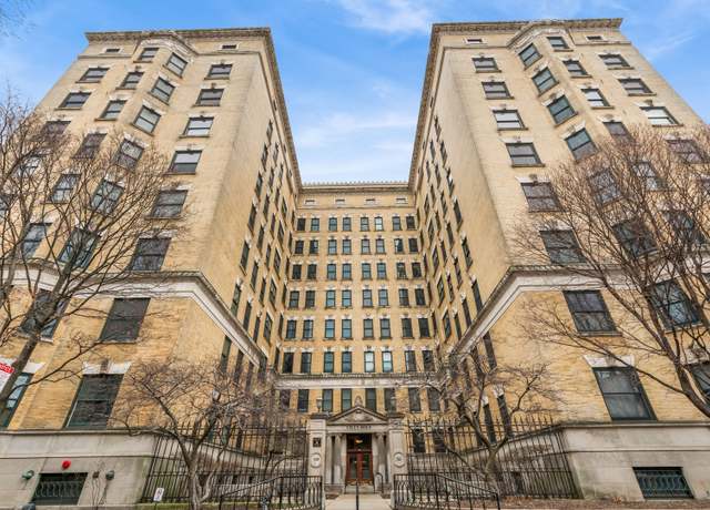 Property at 559 W Surf St #400, Chicago, IL 60657, 3 beds, 2 baths