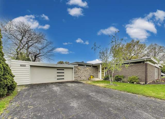 Property at 2800 S Briarwood Dr W, Arlington Heights, IL 60005, 3 beds, 2.5 baths