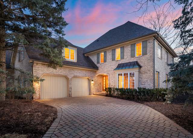 Property at 28 Tartan Lakes Dr, Westmont, IL 60559, 3 beds, 2.5 baths