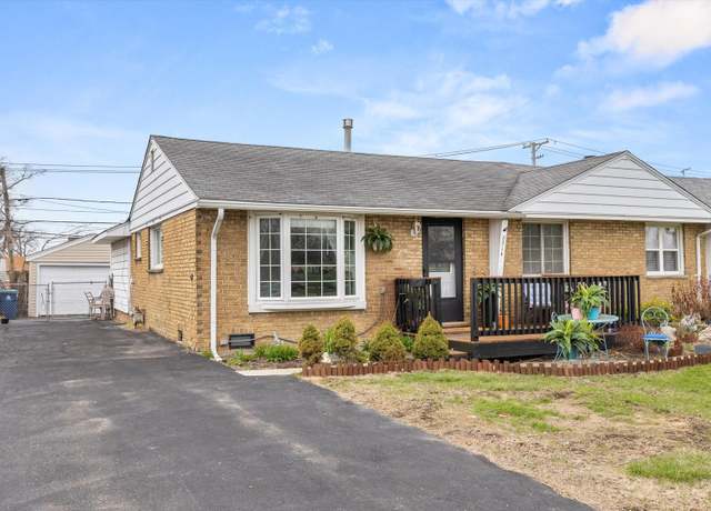 Property at 8814 S Pulaski Rd, Hometown, IL 60456, 3 beds, 1 bath