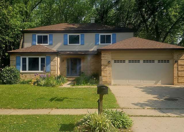 Property at 1602 Nightengale Cir, Lindenhurst, IL 60046, 3 beds, 2.5 baths