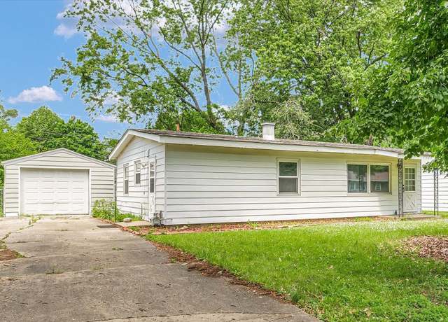 Property at 1313 Hollycrest Dr, Champaign, IL 61821, 3 beds, 1 bath