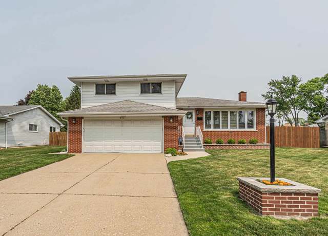 Property at 851 Munroe Cir, Des Plaines, IL 60016, 3 beds, 2 baths