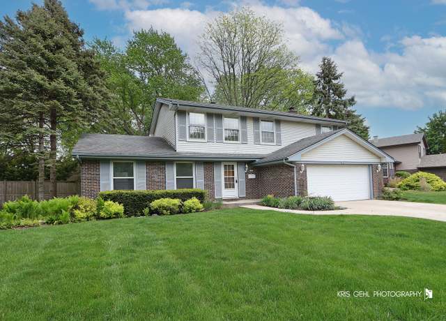 Property at 910 Warwick Ln, Libertyville, IL 60048, 4 beds, 2.5 baths