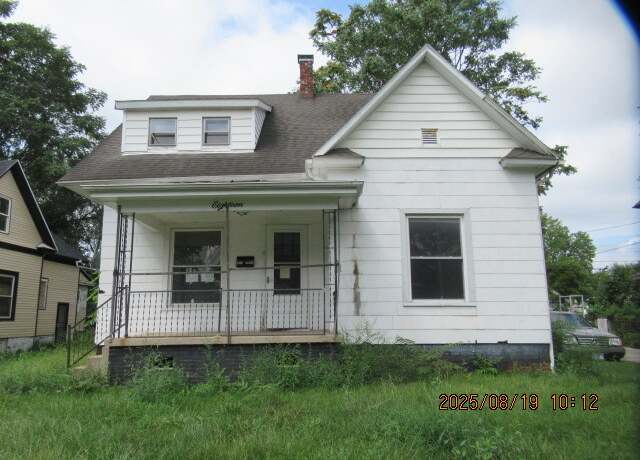 Property at 18 Cronkhite Ave, Danville, IL 61832, 4 beds, 2 baths