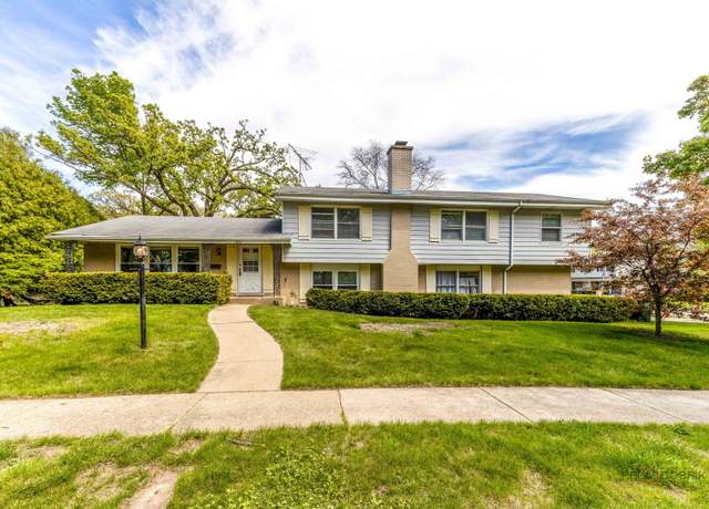 Property at 168 Blueberry Rd, Libertyville, IL 60048, 4 beds, 3.5 baths