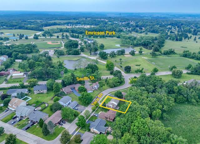 Property at 749 Tara Dr, Woodstock, IL 60098, 4 beds, 2.5 baths