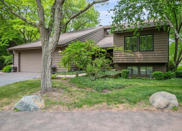 Property at 6 Lakewood Cir, St. Charles, IL 60174, 3 beds, 2.5 baths