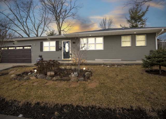 Property at 846 Navajo Dr, Carpentersville, IL 60110, 3 beds, 2 baths