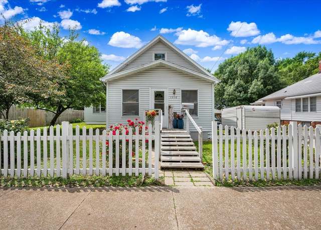 Property at 1216 N Oak St, Bloomington, IL 61701, 4 beds, 2 baths