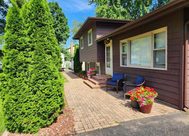 Property at 2810 Brentwood Ln, Mchenry, IL 60050, 3 beds, 2 baths