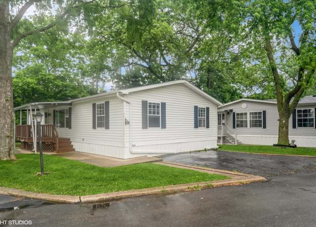 Property at 6801 S Lagrange Rd Unit E15, Hodgkins, IL 60525, 3 beds, 2 baths