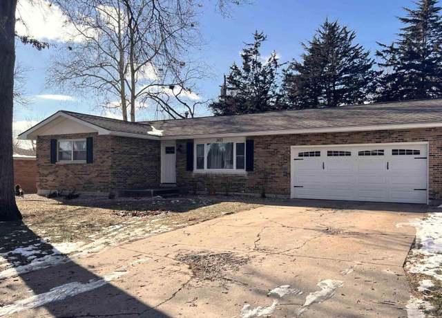 Property at 2433 Cedar Creek Ct, Quincy, IL 62305-1339, 3 beds, 2 baths