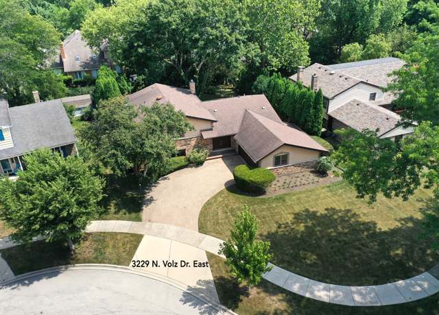Property at 3229 N Volz Dr E, Arlington Heights, IL 60004, 4 beds, 3 baths