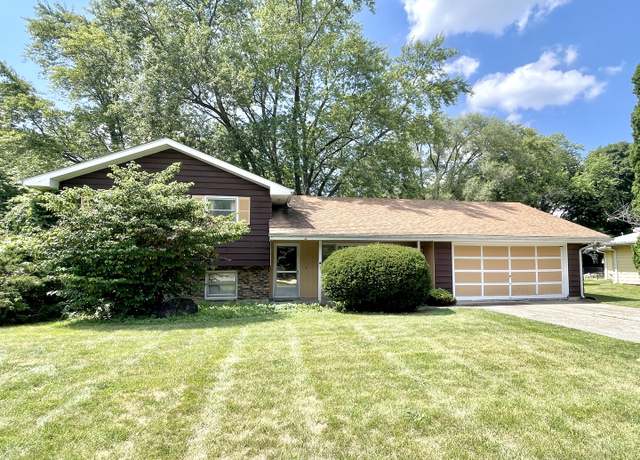 Property at 1900 Charles Ln, Aurora, IL 60505, 3 beds, 2 baths